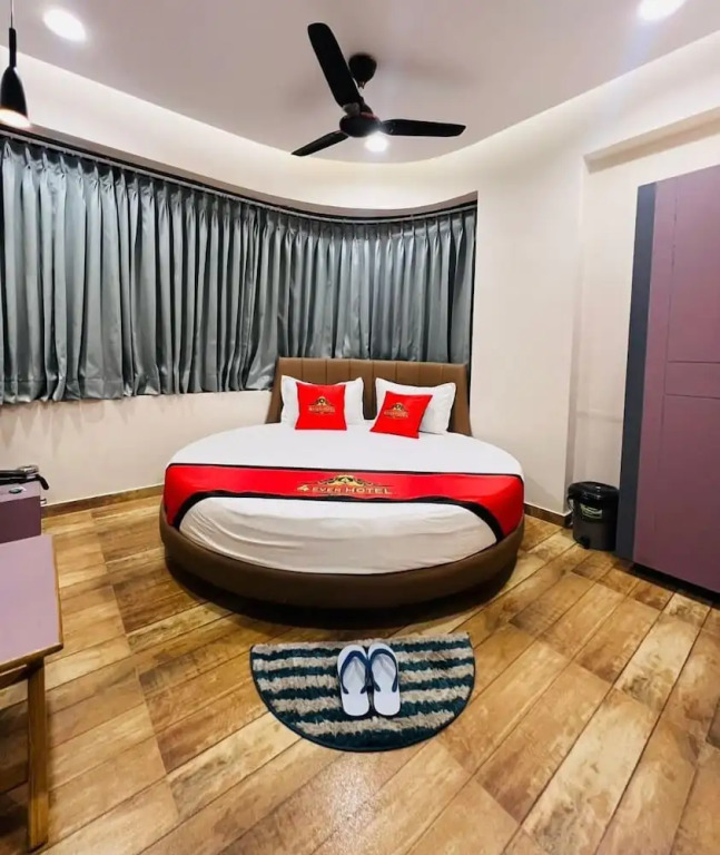 Сурат: 4 Ever Hotel - Surat