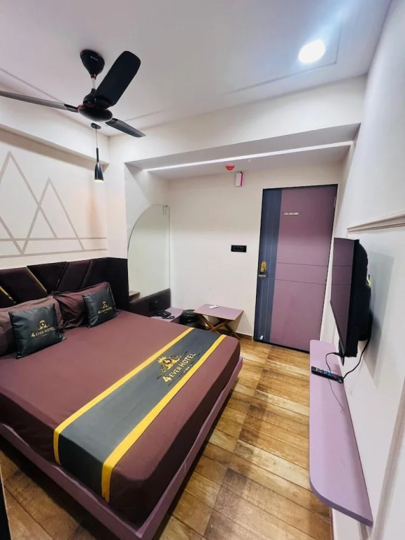 Сурат: 4 Ever Hotel - Surat