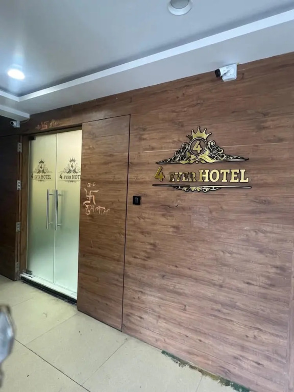 Сурат: 4 Ever Hotel - Surat