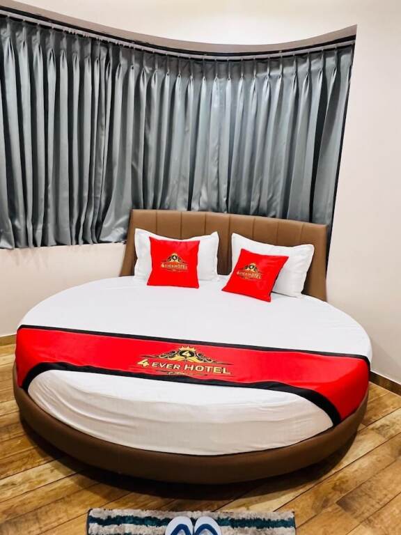 Сурат: 4 Ever Hotel - Surat