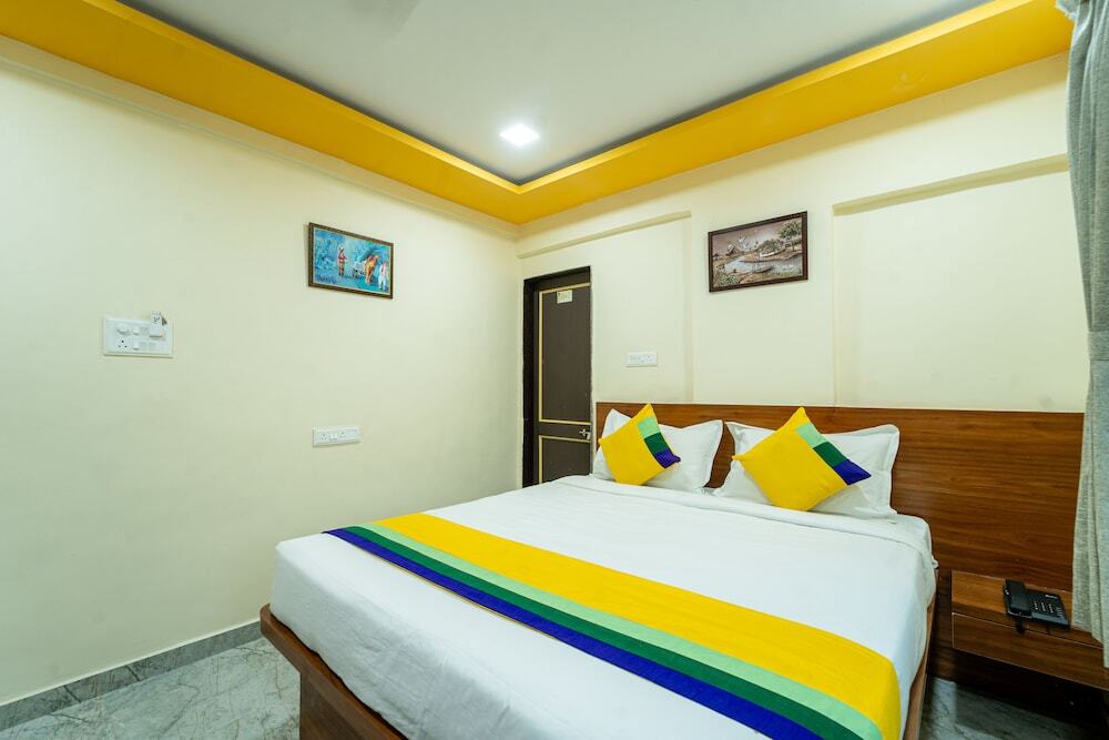 Пуна: Itsy Hotels Anand Executive, Near Amanora
