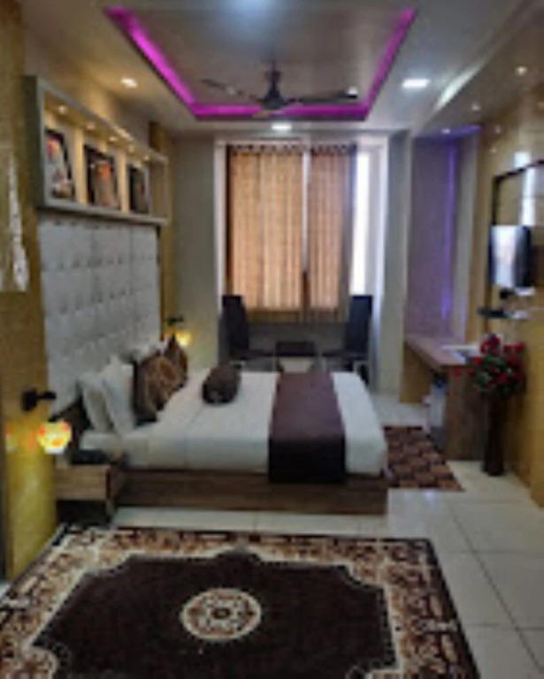 Хому: Hotel Surya Palace