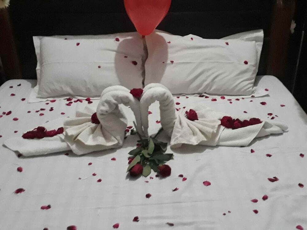 Хому: Hotel Surya Palace