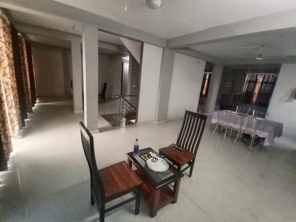 Хому: Hotel Surya Palace
