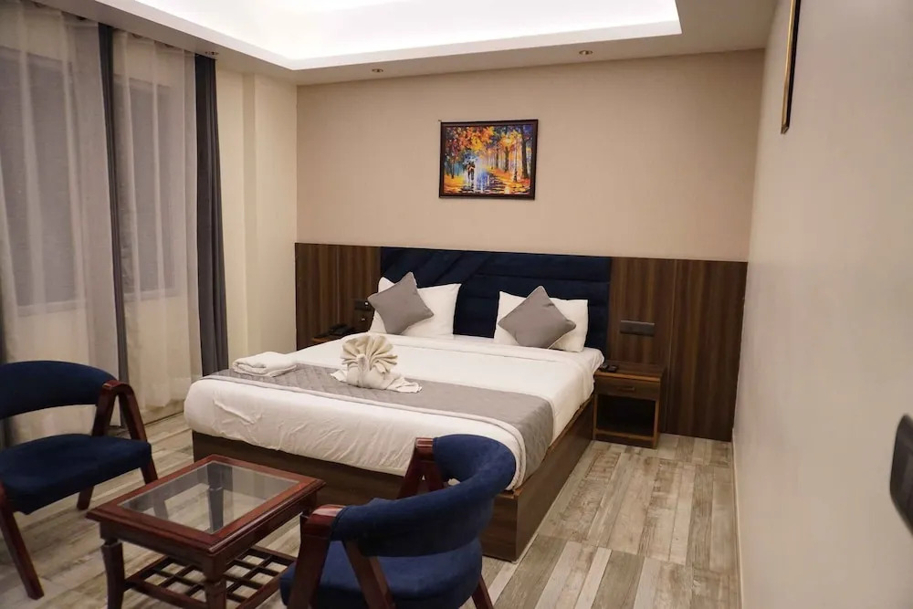 Большая Нойда: Raksha Suites & Banquet Greater Noida