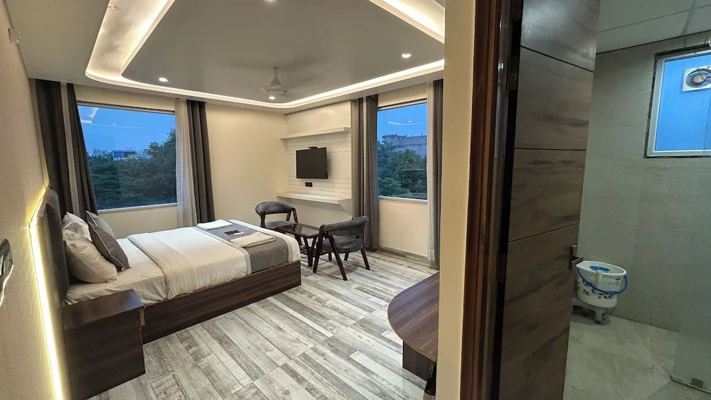Большая Нойда: Raksha Suites & Banquet Greater Noida