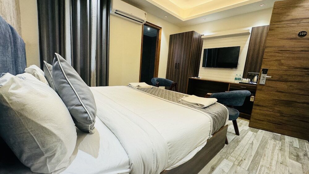 Большая Нойда: Raksha Suites & Banquet Greater Noida