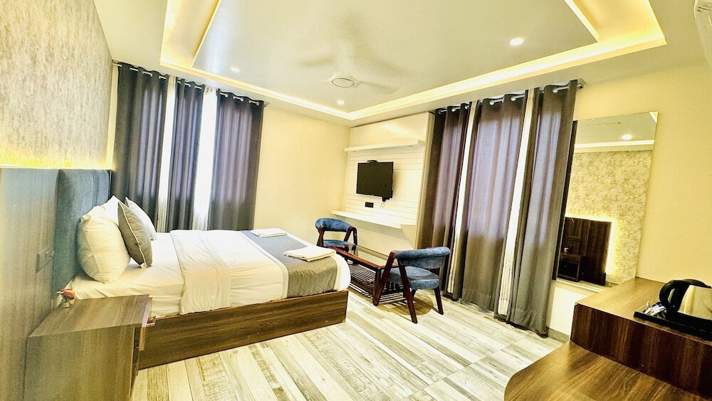 Большая Нойда: Raksha Suites & Banquet Greater Noida
