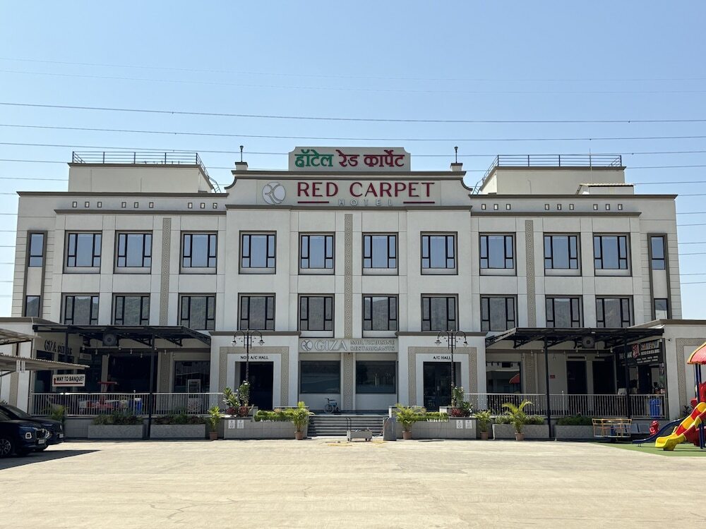 Тхане: Hotel Red Carpet