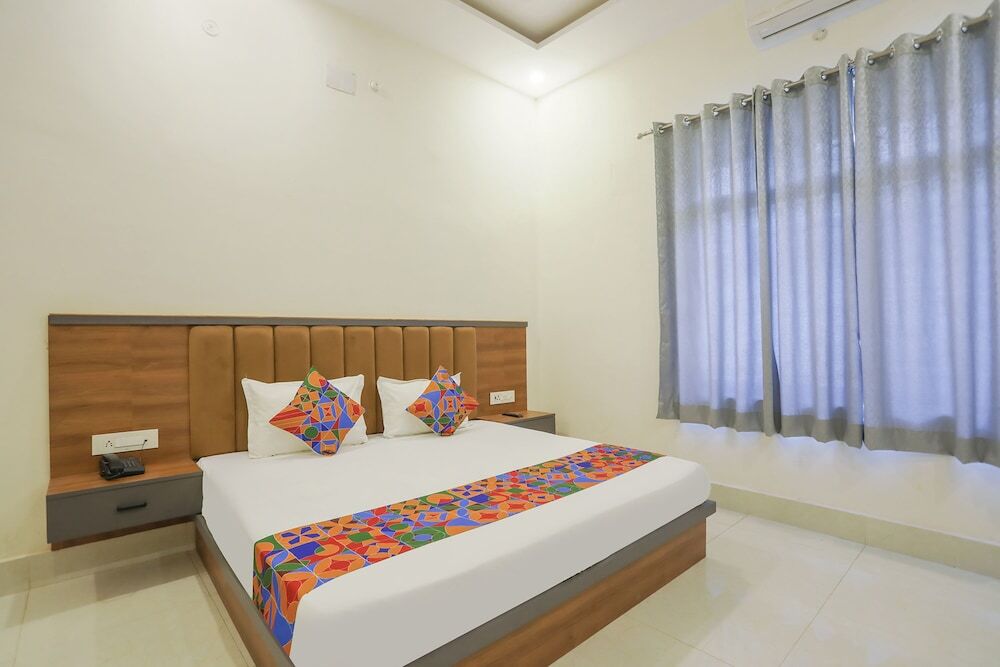 Праяградж: Fabhotel Downtown Residency