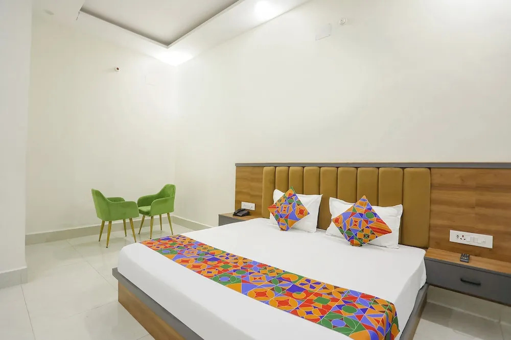 Праяградж: Fabhotel Downtown Residency