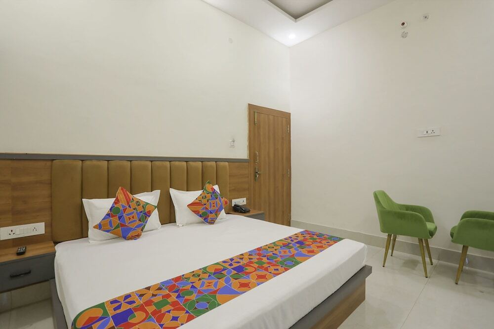 Праяградж: Fabhotel Downtown Residency