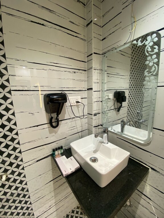 Сарнатх: Hotel Gulmohar Plaza By Auroville Ent