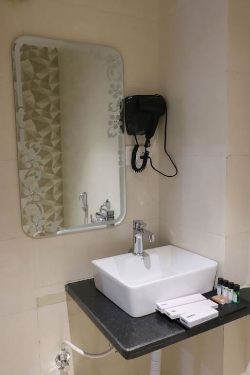 Сарнатх: Hotel Gulmohar Plaza By Auroville Ent