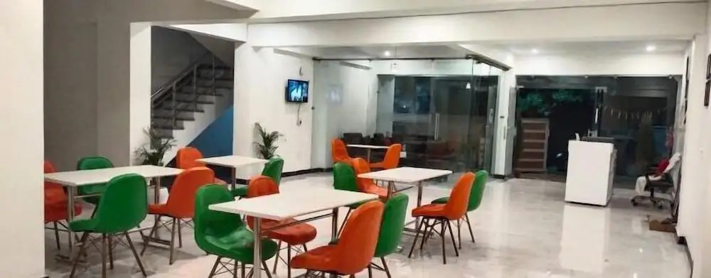Нойда: Hotel Vivaan Suites