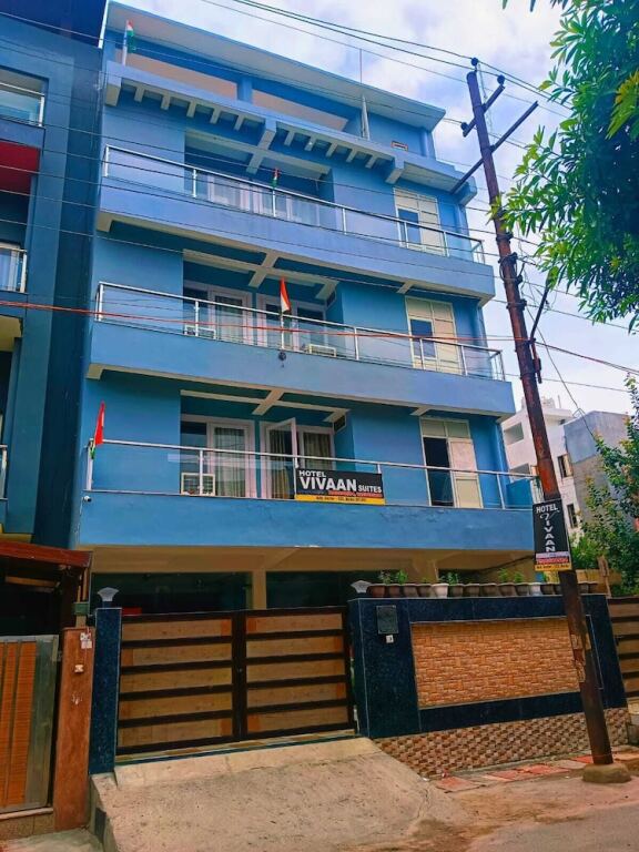 Нойда: Hotel Vivaan Suites