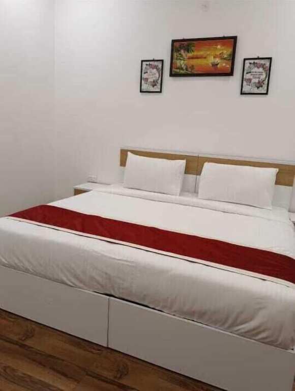 Нойда: Hotel Vivaan Suites