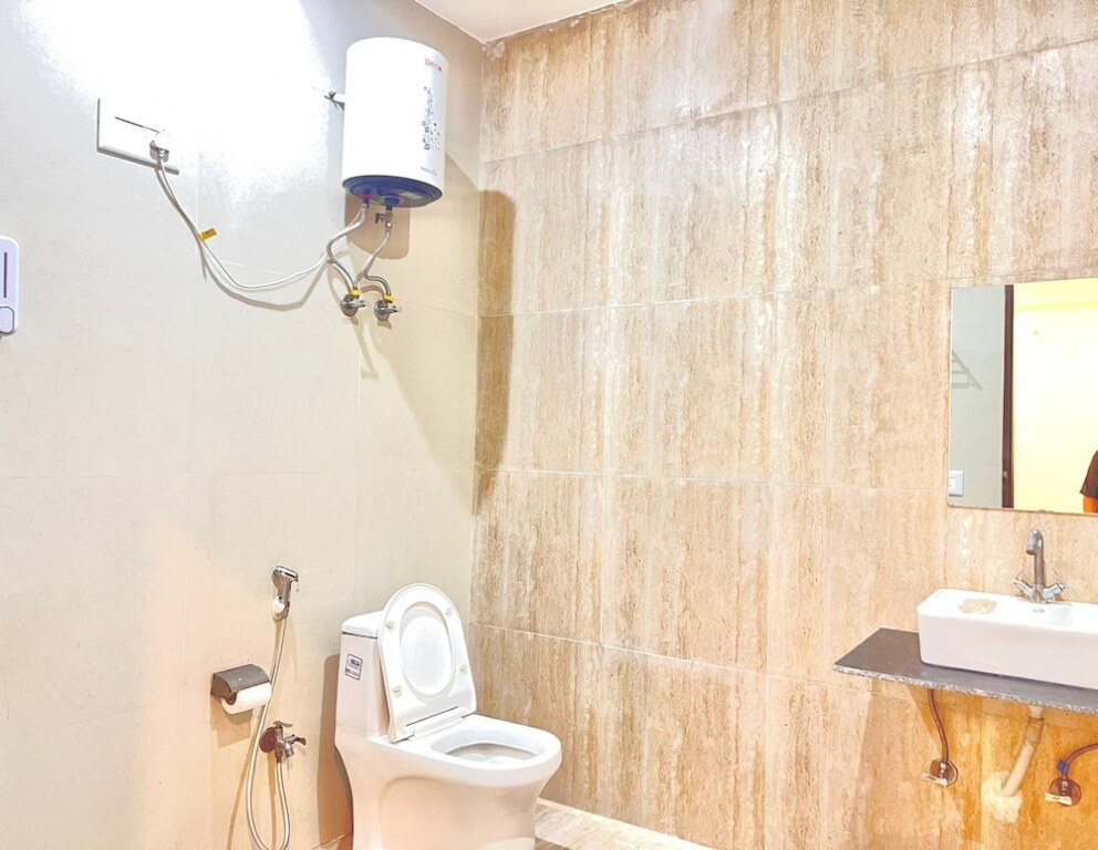 Нойда: Letstay Business Suite