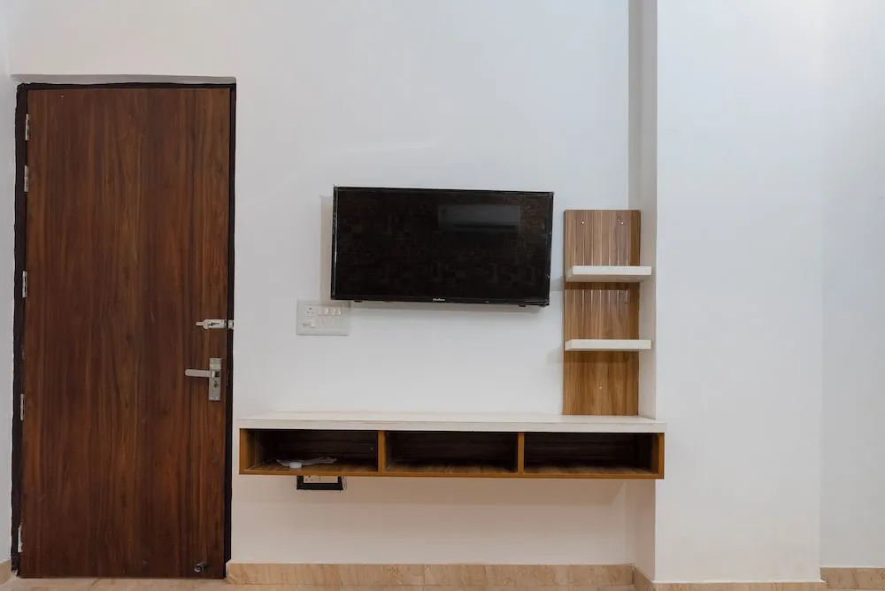 Нойда: Letstay Business Suite