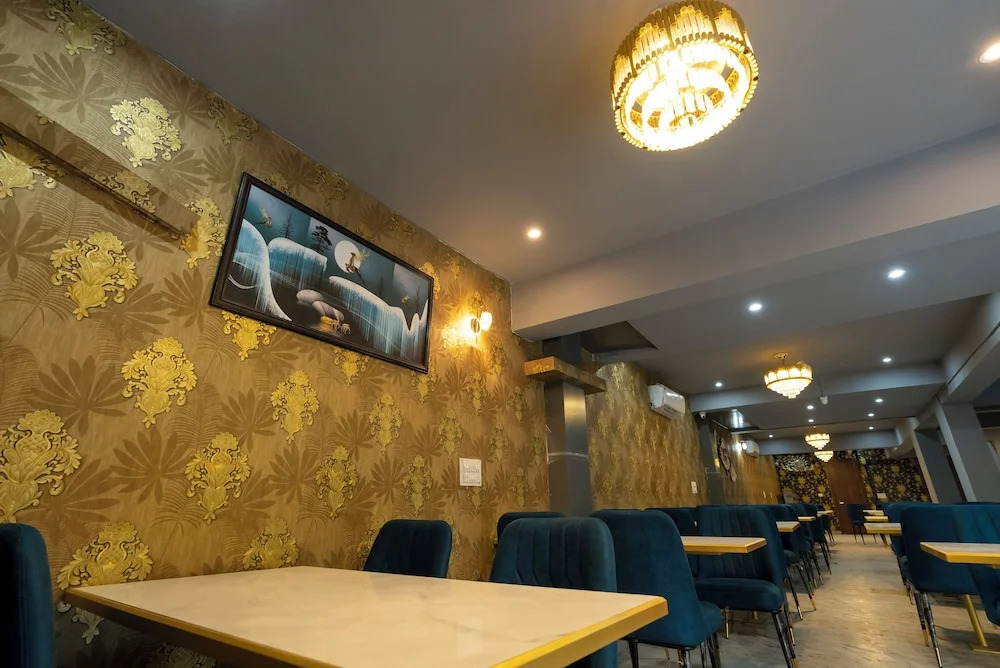 Нойда: Letstay Business Suite