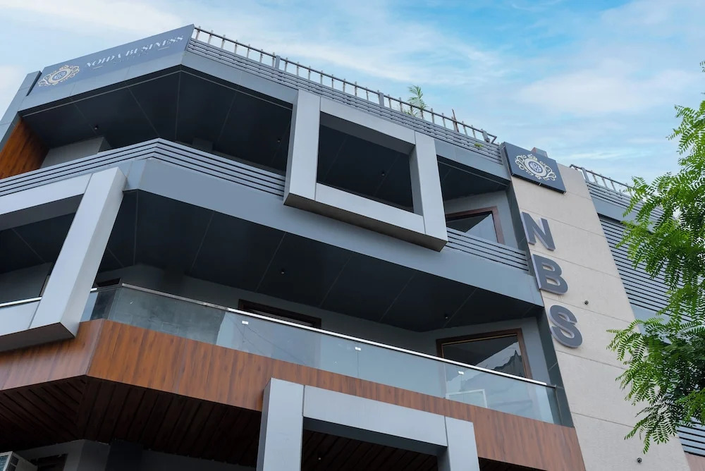 Нойда: Letstay Business Suite