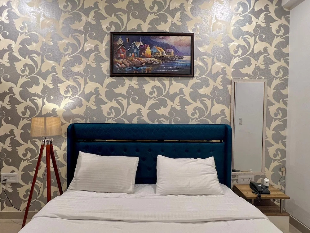 Нойда: Letstay Business Suite