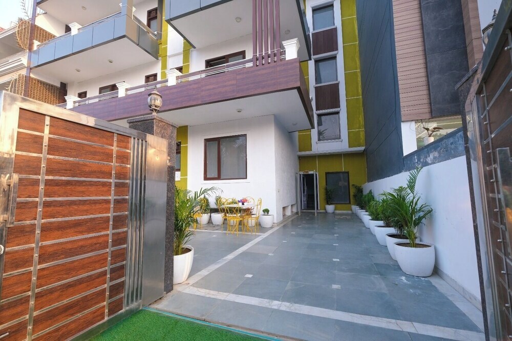 Гуруграм: Lime Tree Premier Near Medanta Medicity