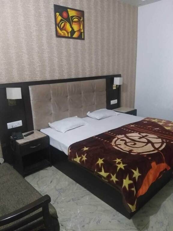 Карнал: Hotel Globe