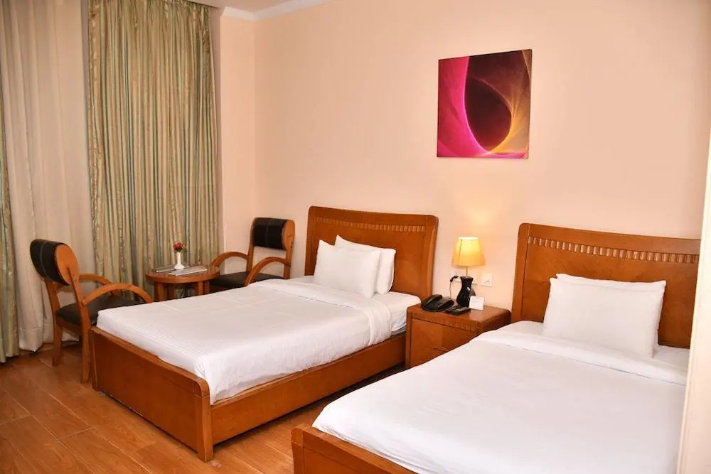 Бадди: Gianz Hotel