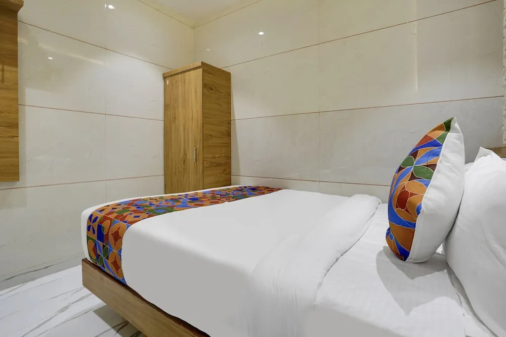 Мумбаи: FabHotel Regal Residency