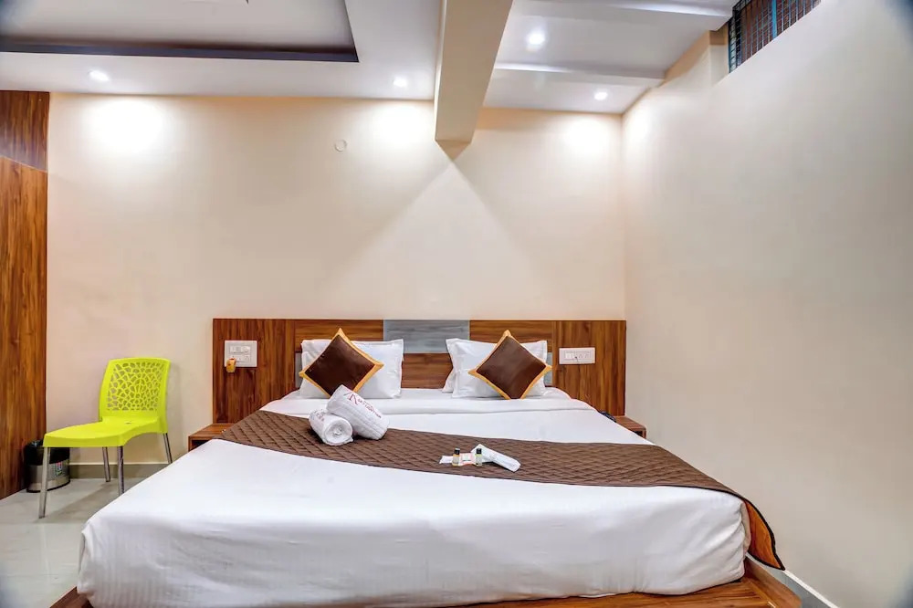 Кушалнагар: Skylight Inn
