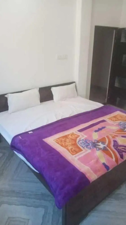 Варанаси: Priyanshu Residency & Kartik Inn Guest