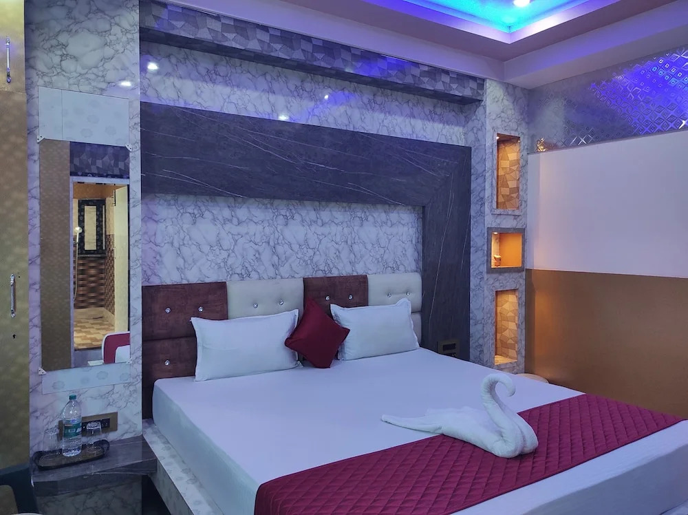 Нагаон: Hotel Royal Palace