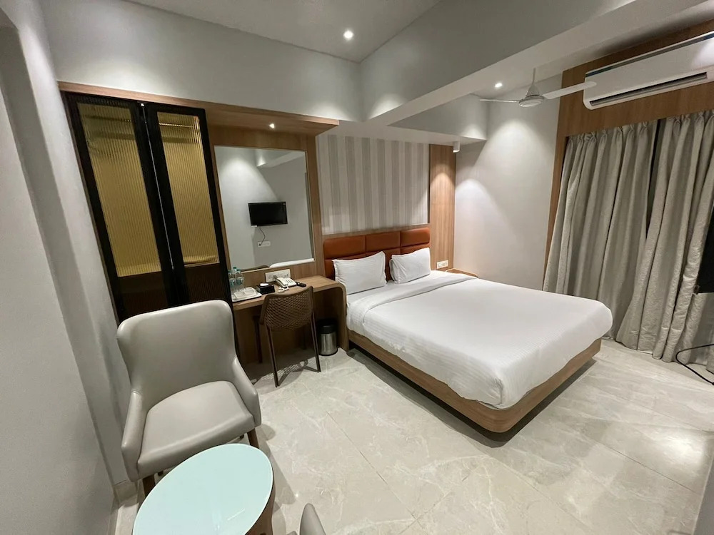 Тхане: Hotel The West Coast