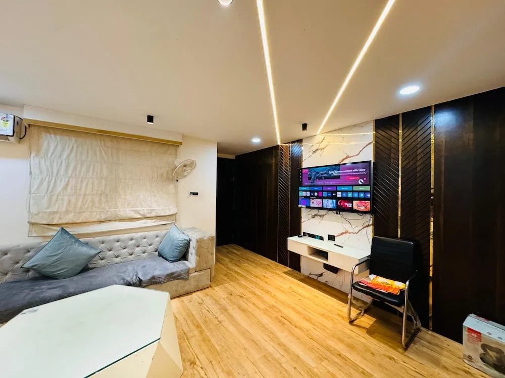 Удджайн: Home Escape Elite 1BHK Penthouse