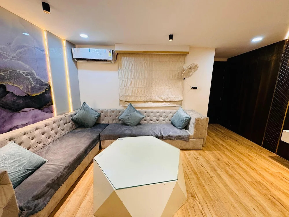 Удджайн: Home Escape Elite 1BHK Penthouse