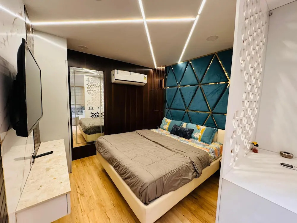 Удджайн: Home Escape Elite 1BHK Penthouse