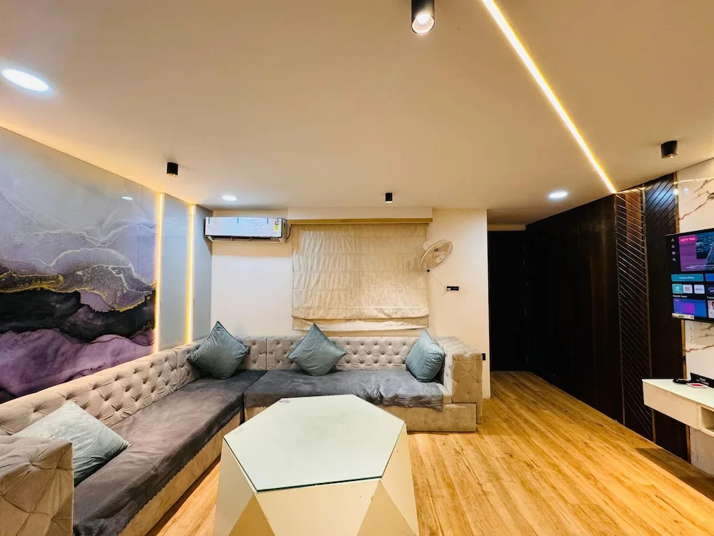 Удджайн: Home Escape Elite 1BHK Penthouse