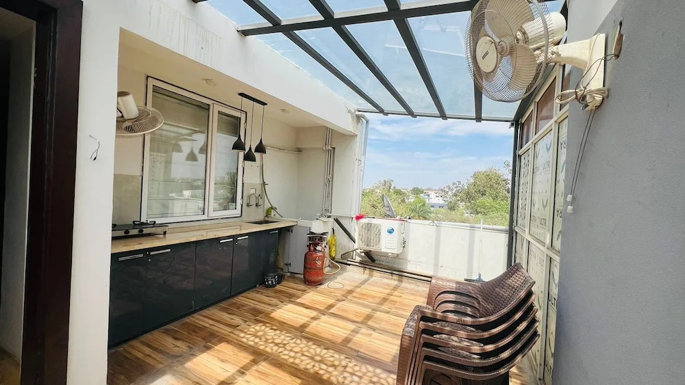 Удджайн: Home Escape Elite 1BHK Penthouse