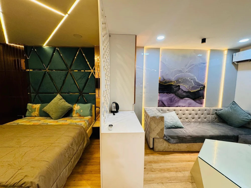Удджайн: Home Escape Elite 1BHK Penthouse