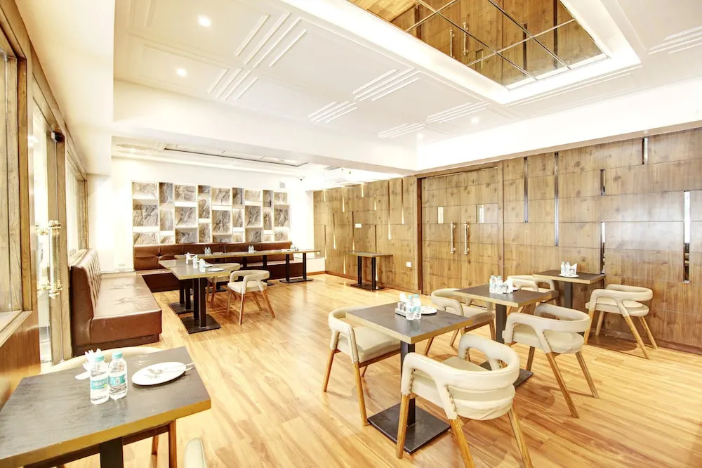 Нойда: Marks Hotel & Banquet