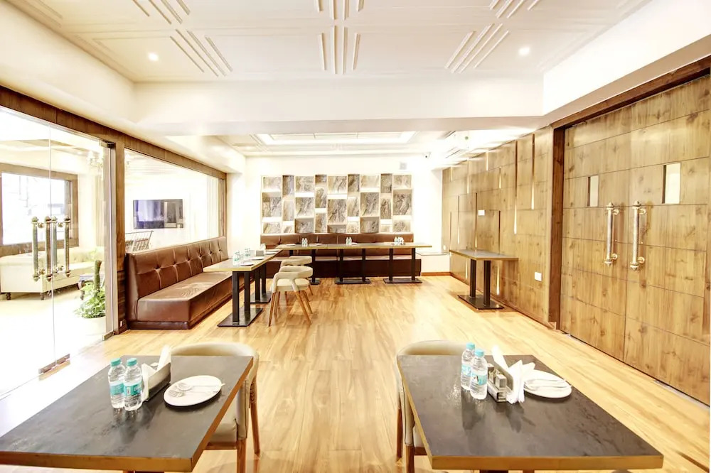 Нойда: Marks Hotel & Banquet