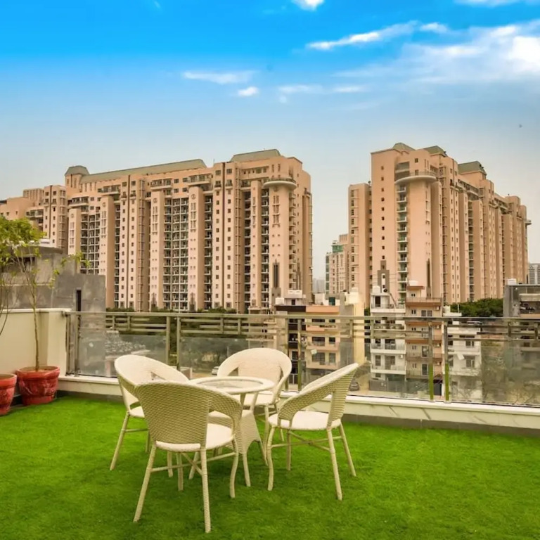 Гуруграм: Lovely 1 bhk Serviced Apartment With Balcony