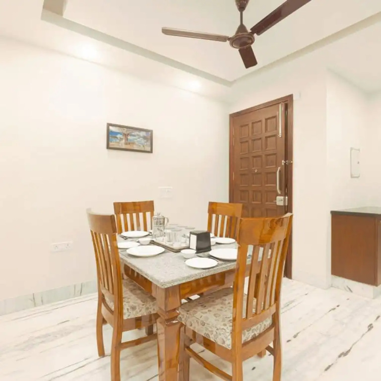 Гуруграм: Tranquil 2BR Oasis With Balcony Bathtub