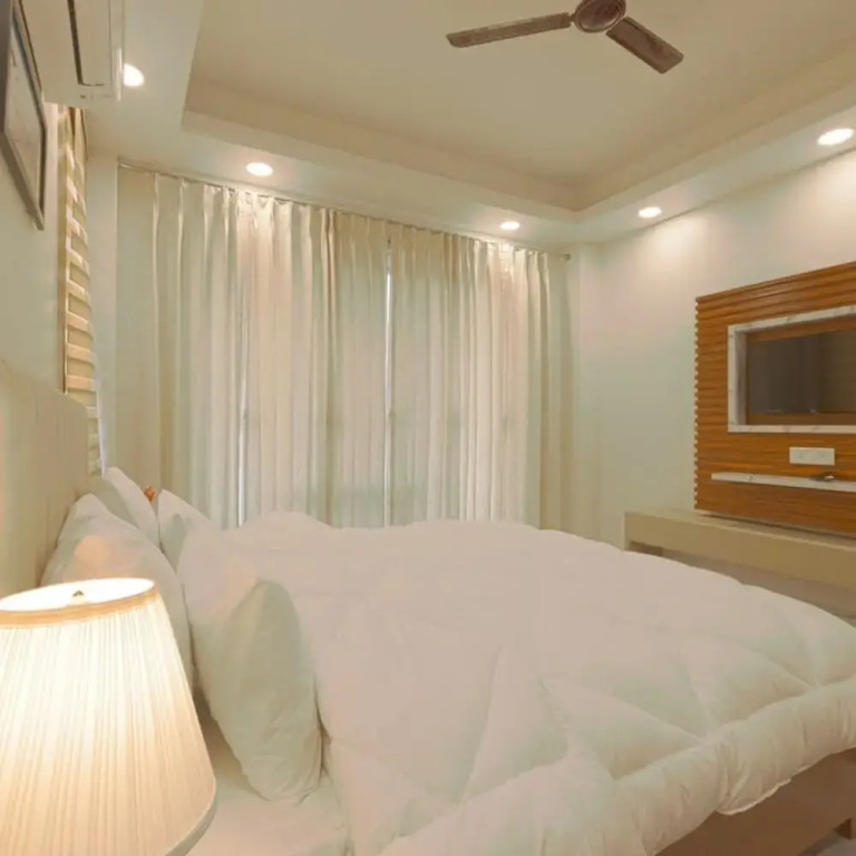 Гуруграм: Tranquil 2BR Oasis With Balcony Bathtub
