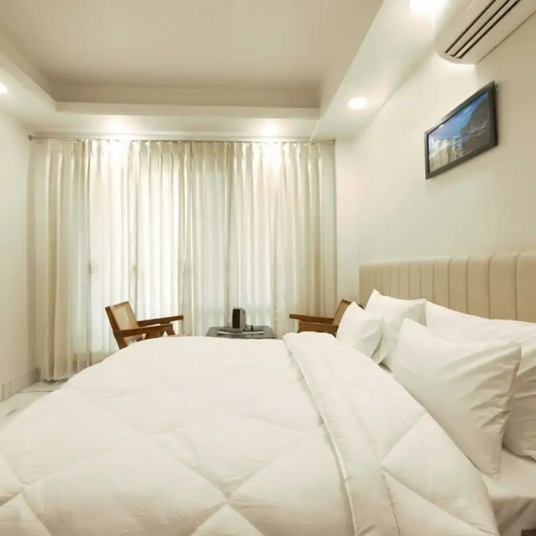 Гуруграм: Tranquil 2BR Oasis With Balcony Bathtub