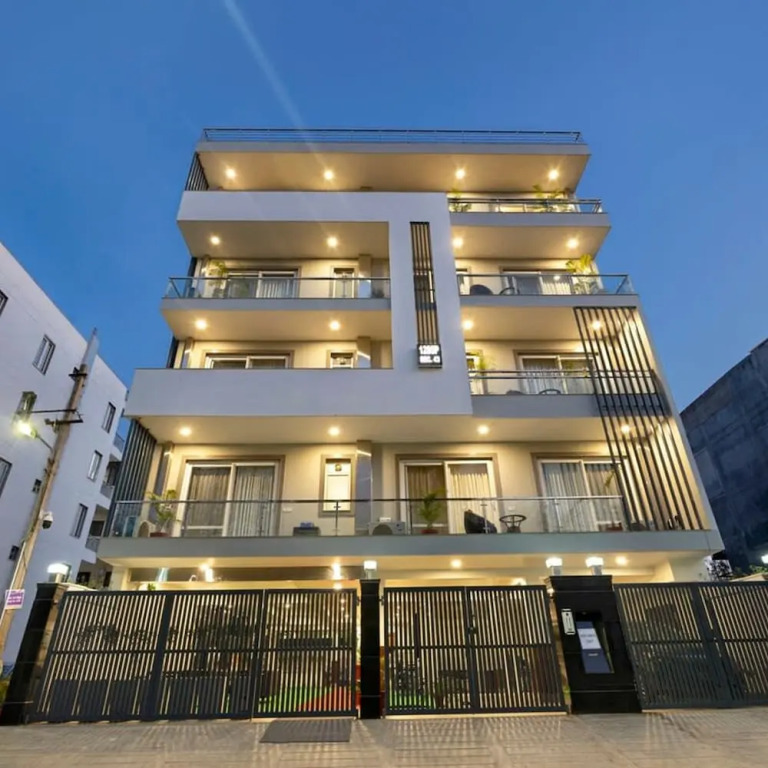 Гуруграм: Tranquil 2BR Oasis With Balcony Bathtub