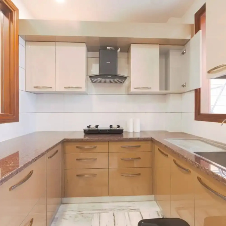Гуруграм: Tranquil 2BR Oasis With Balcony Bathtub