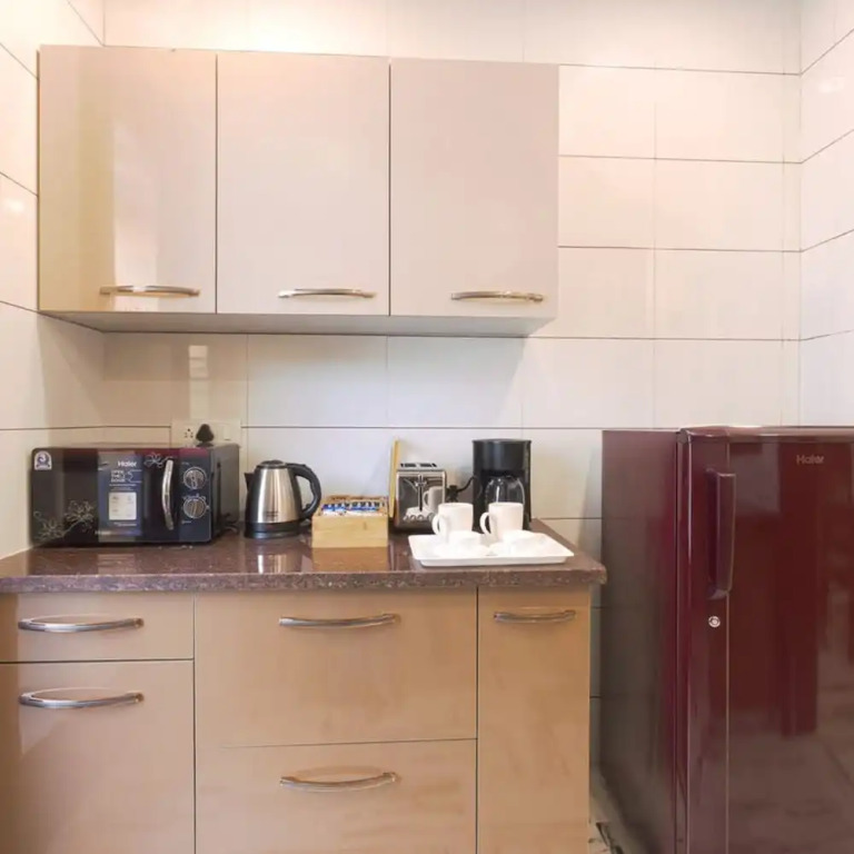 Гуруграм: Tranquil 2BR Oasis With Balcony Bathtub