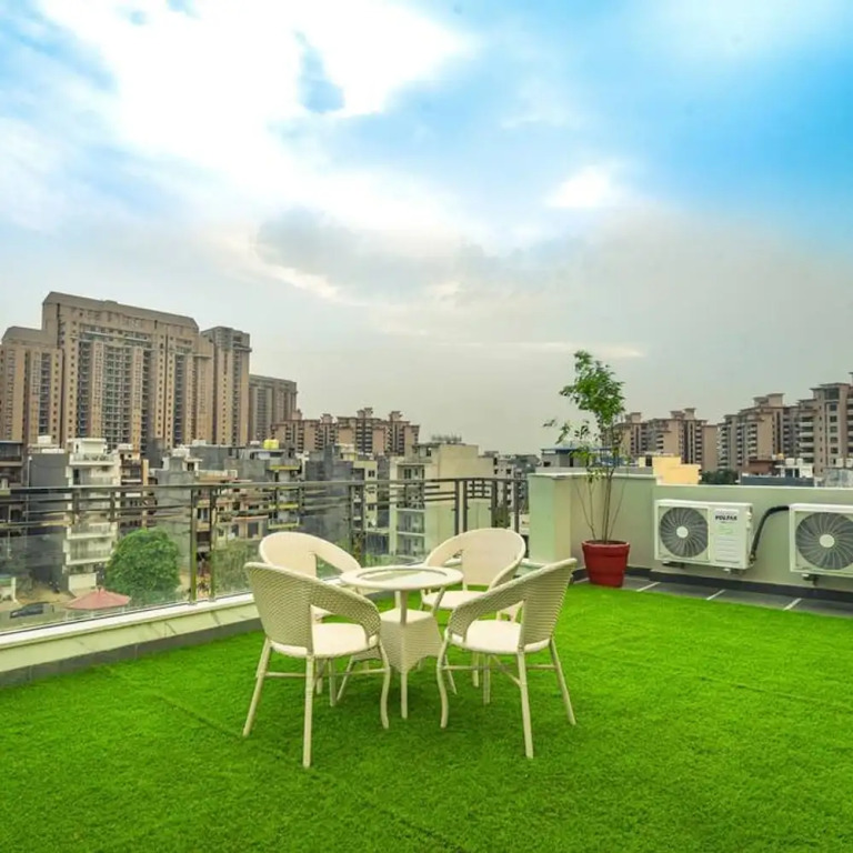 Гуруграм: Comfortable 1 Bhk Serviced Apartment w Hill View